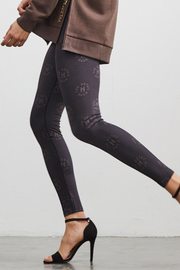 Printed Leggings l Sort l Leggings fra Hype The Detail