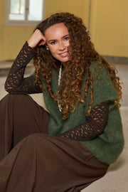 Bjoerk Knitted V-Neck Vest | Army | Strik fra Black Colour