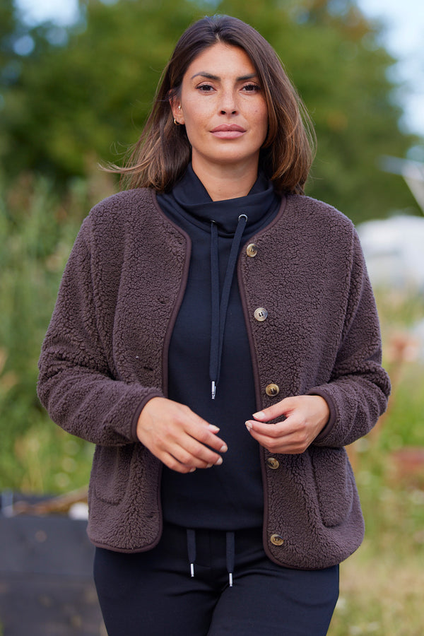 Ada Teddy Jacket | Brun | Jakke fra French Laundry – model