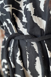 Linen Aop Dress | Black w. Oyster Gray | Kjole fra Copenhagen Muse