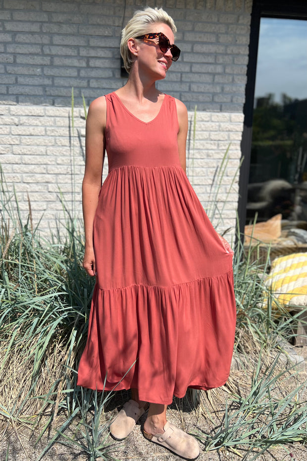 Salome Floor Dress | Dusty Red | Kjole fra French Laundry