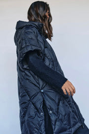 Faisa Down Poncho  | Black | Jakke fra Mos Mosh