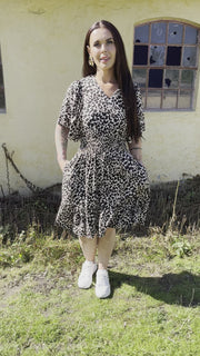 Samia Adore Crop Smock Dress | Bone | Kjole fra Co'Couture
