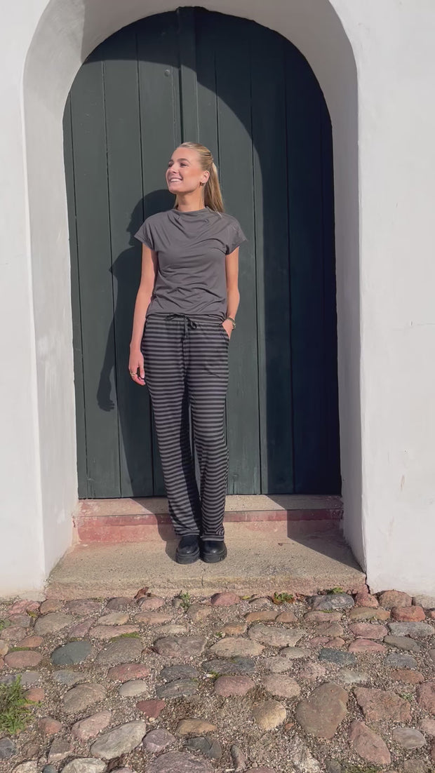 Alma Wide Pants | Dark Grey Black Stripe | Bukser fra Liberté