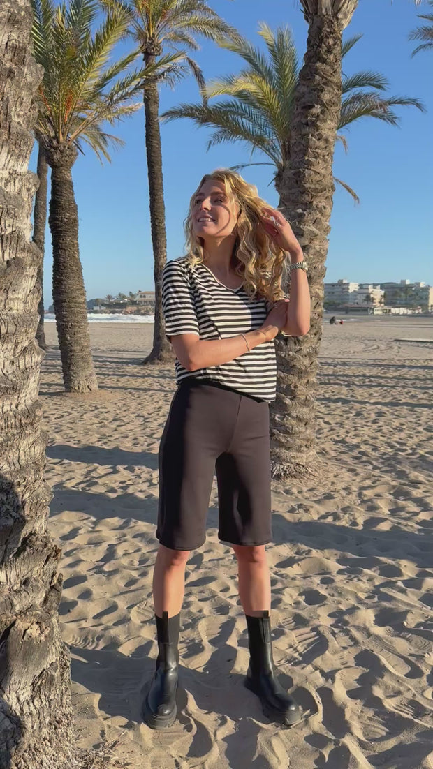Ulla Ss Vneck Stripe Tshirt | Black White Stripe | T-Shirt fra Liberté