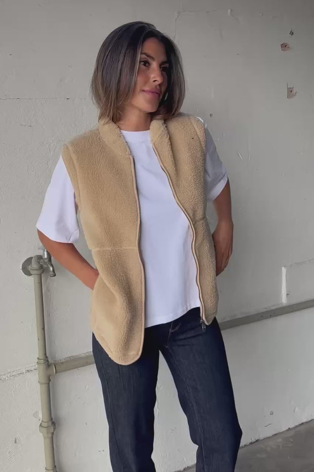 Ada Waistcoat | Sand | Teddy vest fra French Laundry