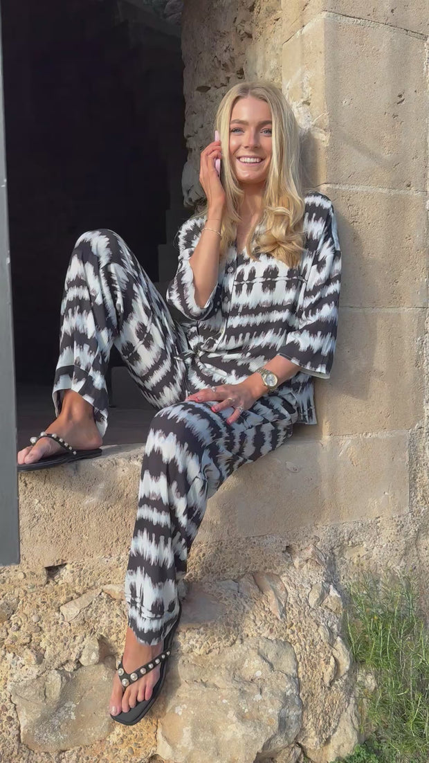 Tine Tie Dye Pant | Black Blue Tie Dye | Bukser fra Liberté