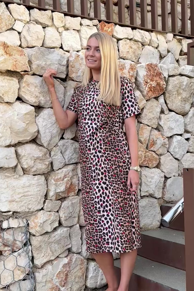 Alma Ss Twist Dress | Lux Leo Red Heart | Kjole fra Liberté