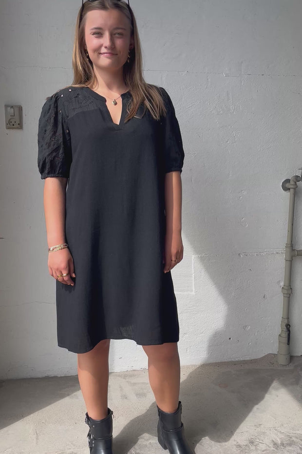 Lara Dress | Black | Kjole fra Freequent