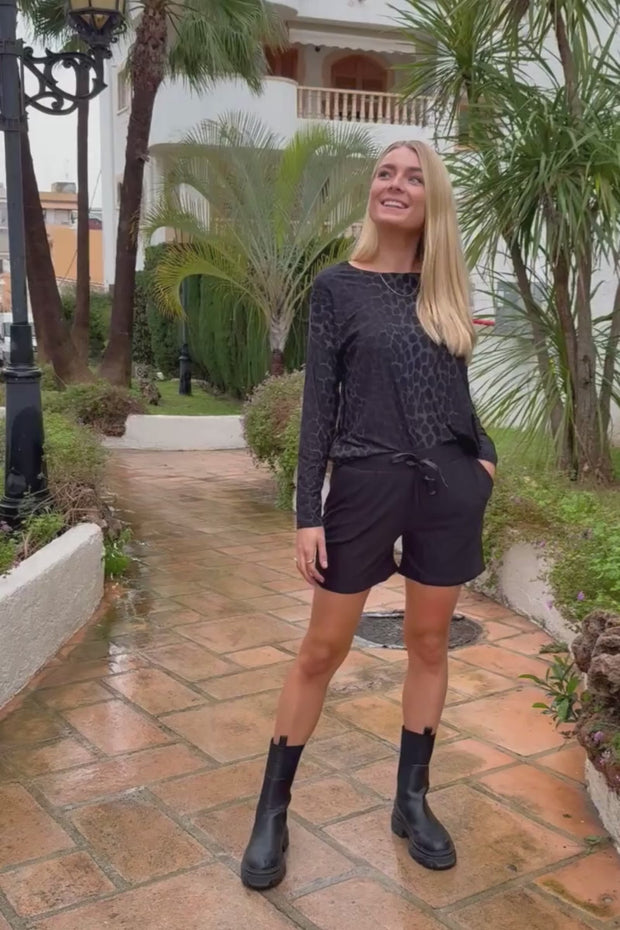 Alma Ls Top | Deep Dark Grey Leo | Bluse fra Liberté