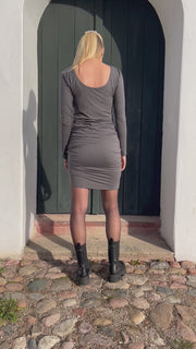 Alma Ls Turn Dress | Dark Grey | Kjole fra Liberté