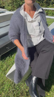 Long open cardigan in fluffy mohair 82121L | Mouse Gray | Strik fra Atelier C