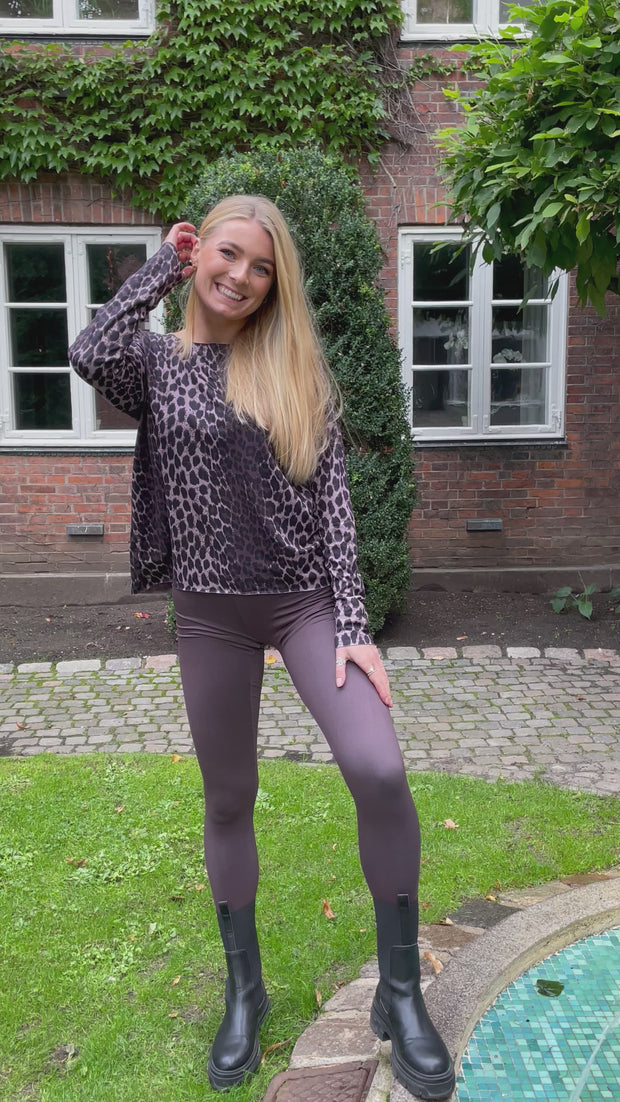 Alma Ls Top (Fleece) | Dark Brown Lux Leo | Bluse fra Liberté