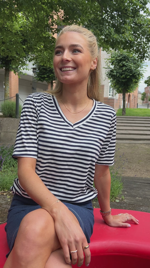Ulla Ss Vneck Stripe Tshirt | Navy White Stripe | T-Shirt fra Liberté