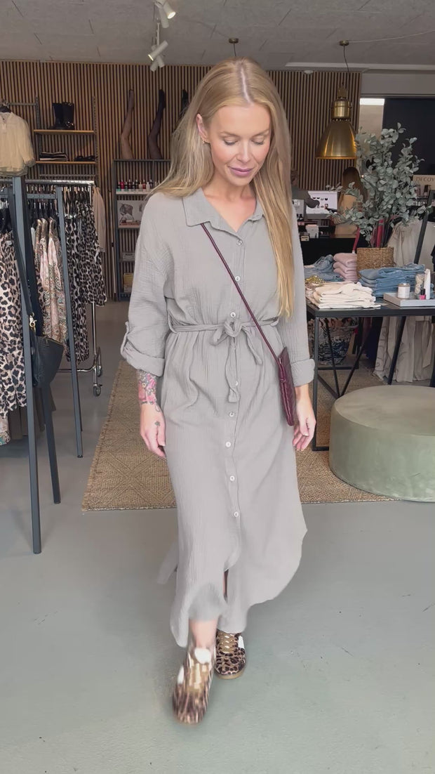 Soft Muslin Shirt Dress | Beige | Kjole fra Atelier C