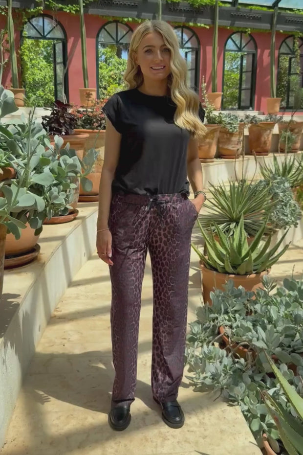 Alma Wide Pants | Bordeaux Lux Leo | Bukser fra Liberté