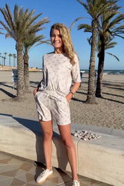 Alma Tshirt | Ivory Cobolt Shell | Shorts fra Liberté