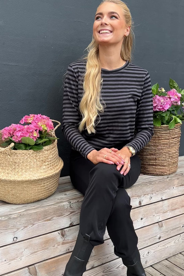 Ulla LS Stripe T-Shirt | Dark Grey Black Stripe | Bluse fra Liberté