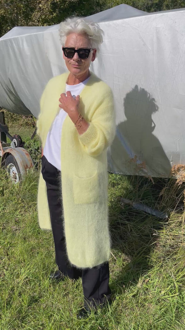 Long open cardigan in fluffy mohair 82121L | Light Yellow | Strik fra Atelier C