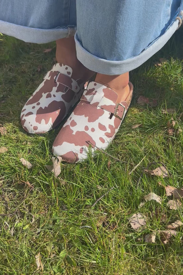 Cow Print Slip ons | Camel Cow | Mules fra Avery