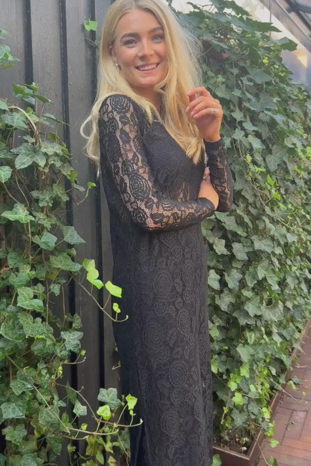 Lacy Ls Long Dress | Black Lace | Kjole fra Liberté