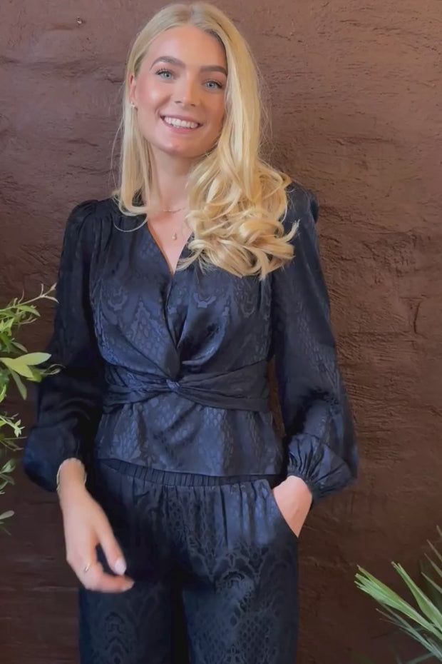Tiki Ls Twist Blouse | Navy Black | Bluse fra Liberté