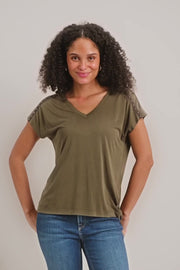 Narelle V-neck Stud Tee   | Sea Turtle | T-shirt fra Mos Mosh