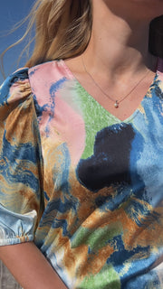 Pam Blouse | Blue Gold Marble | Bluse fra Liberté