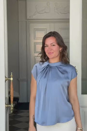 Fleur Drapy Satin Blouse | Dusty Blue | Bluse fra Neo Noir