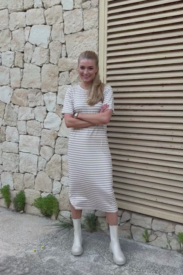 Alma Tshirt Dress | Sand Ivory Stripe | Kjole fra Liberté