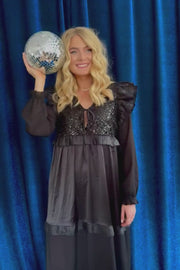 Nor Ls Frill Dress | Black Sequins | Kjole fra Liberté