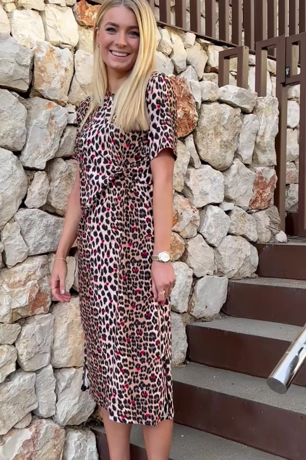 Alma Ss Twist Dress | Lux Leo Red Heart | Kjole fra Liberté