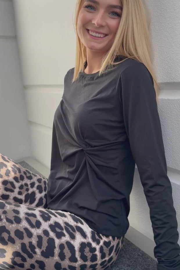 Alma Ls Twist Tshirt | Black | T-Shirt fra Liberté