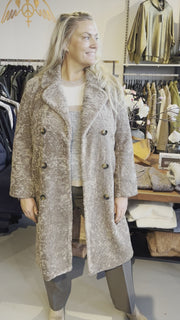 Dora fake fur coat | Chanterelle | Frakker fra Gustav