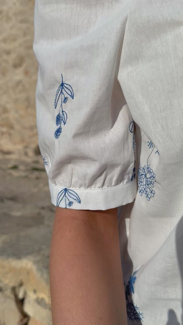 Flora Ss Blouse | White Blue Flower | Bluse fra Liberté
