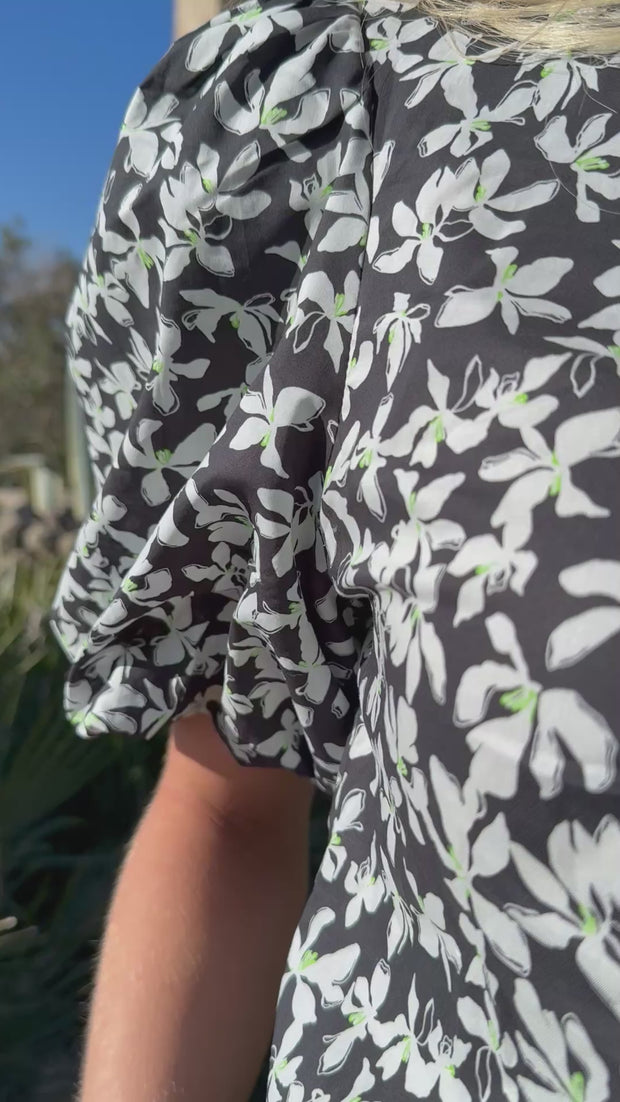 Siona V Neck Blouse | Black Flower | Bluse fra Liberté
