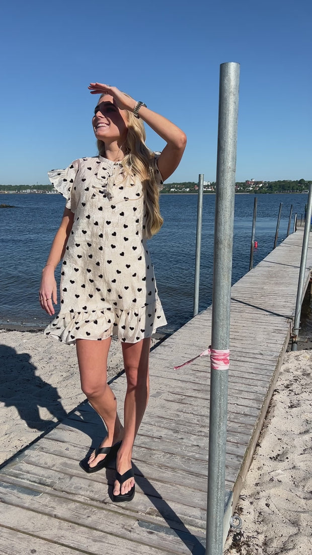 Tia Frill Dress | Creme Black Heart | Kjole fra Liberté