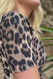 Alma Ss Turn Dress | Big Lux Leo Fossil | Kjole fra Liberté