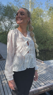 Manni Ls V Neck Blouse | White Butterfly | Bluse fra Liberté