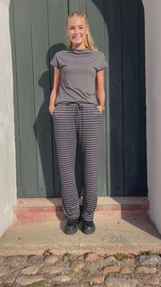 Alma Wide Pants | Dark Grey Black Stripe | Bukser fra Liberté