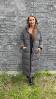 Lulu Extra Long Puffer Jacket | Magnet | Frakke fra Lululia