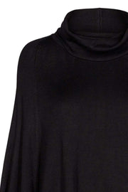 Claudisse Cape Roll | Black | Poncho fra Freequent