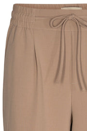 Lizy Sho | Beige Sand | Shorts fra Freequent