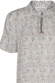 Avie Blouse | Burnt Olive Mix | Printet kortærmet skjorte bluse  fra Freequent