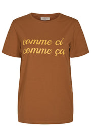 Kado Tee | Caramel Café | T-shirt med tryk fra Freequent