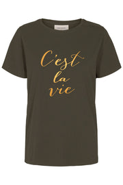 Linea Tee | Olive Night | T-shirt med skrift fra Freequent
