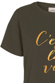 Linea Tee | Olive Night | T-shirt med skrift fra Freequent