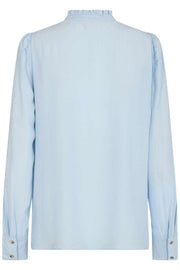 April Shirt | Chambray Blue | Bluse med flæser fra Freequent