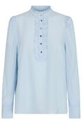 April Shirt | Chambray Blue | Bluse med flæser fra Freequent