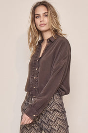 Daffy Silk Shirt | Mørkebrun | Silke skjorte med flæser fra Mos Mosh